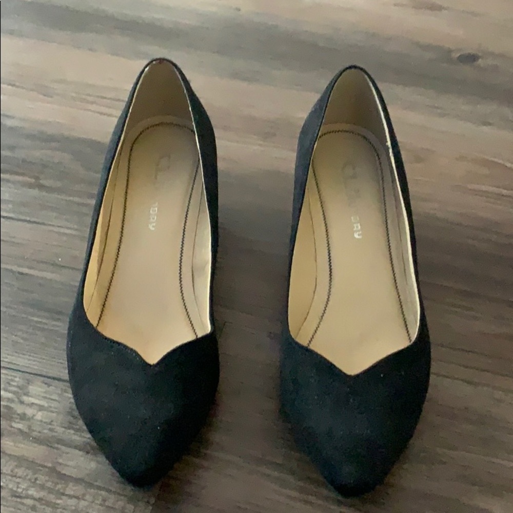 Black wedges
